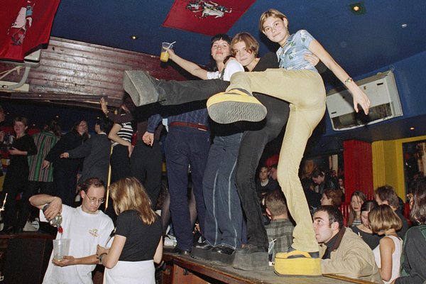 «Там зависали проститутки и платили долларами» Москва 1990-х шокировала иностранца. Что поразило его больше всего?