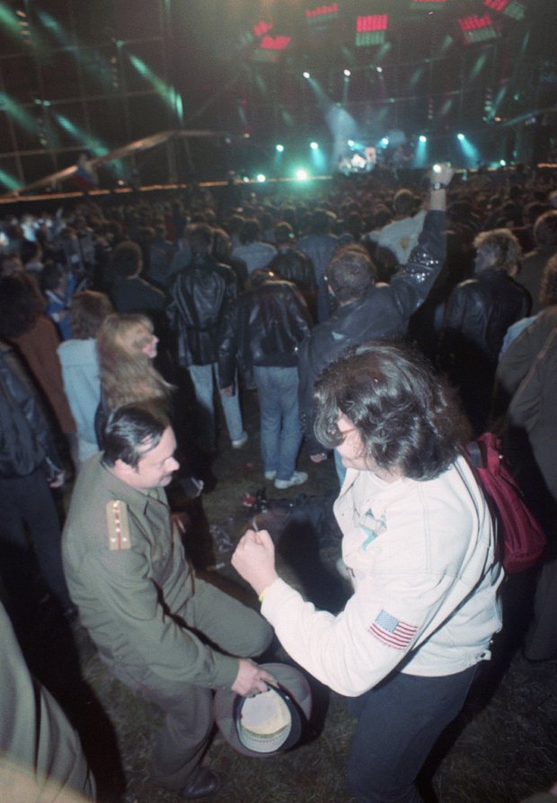 «Там зависали проститутки и платили долларами» Москва 1990-х шокировала иностранца. Что поразило его больше всего?